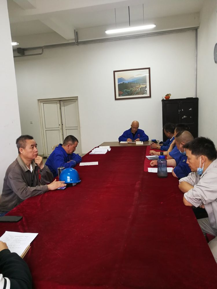 機(jī)加裝配黨支部召開(kāi)全體黨員大會(huì)，組織主題教育學(xué)習(xí)。